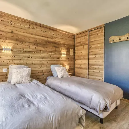 18 Guests, 8 Bedrooms, 5 Bathrooms & Sauna! Chalet *