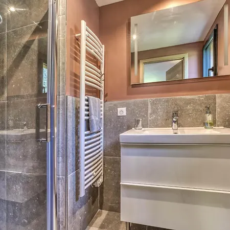 18 Guests, 8 Bedrooms, 5 Bathrooms & Sauna! *