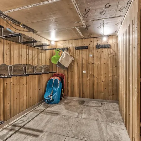 Chalet 18 Guests, 8 Bedrooms, 5 Bathrooms & Sauna!